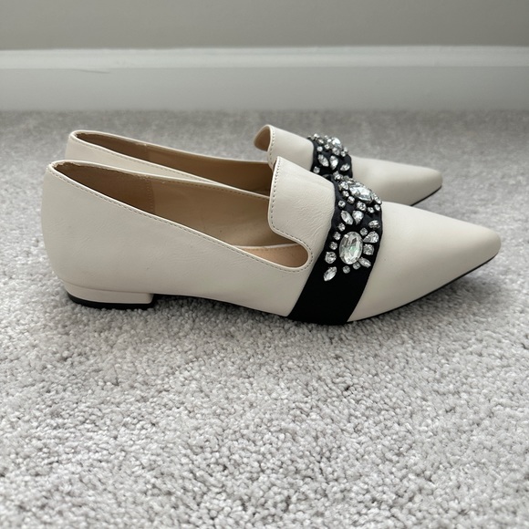 Reposhing Just Fab Woman’s Pointed Toe White Flats with Gem Detail Size 8.5 - Picture 4 of 11